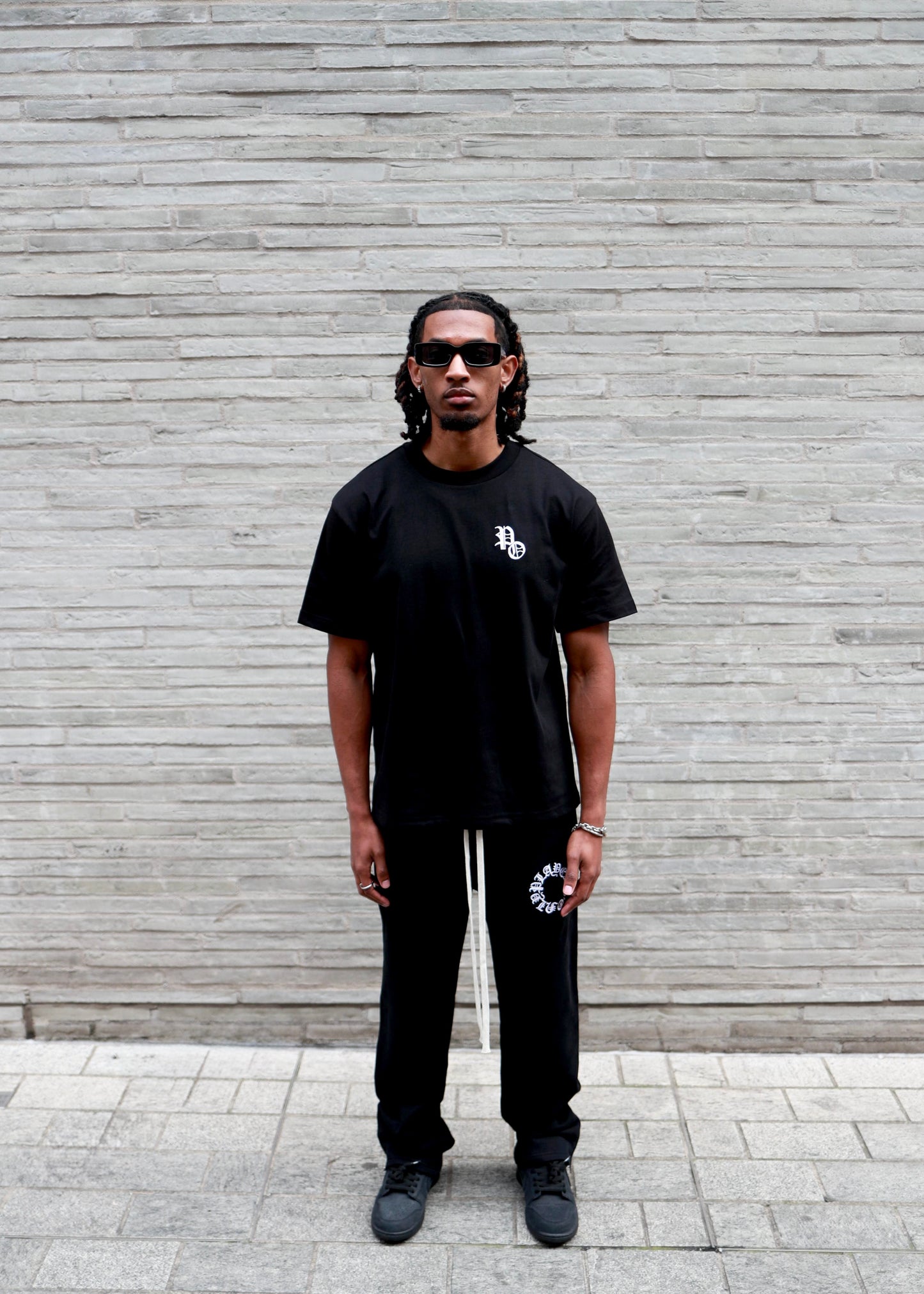 BLACK EMBROIDERED TEE