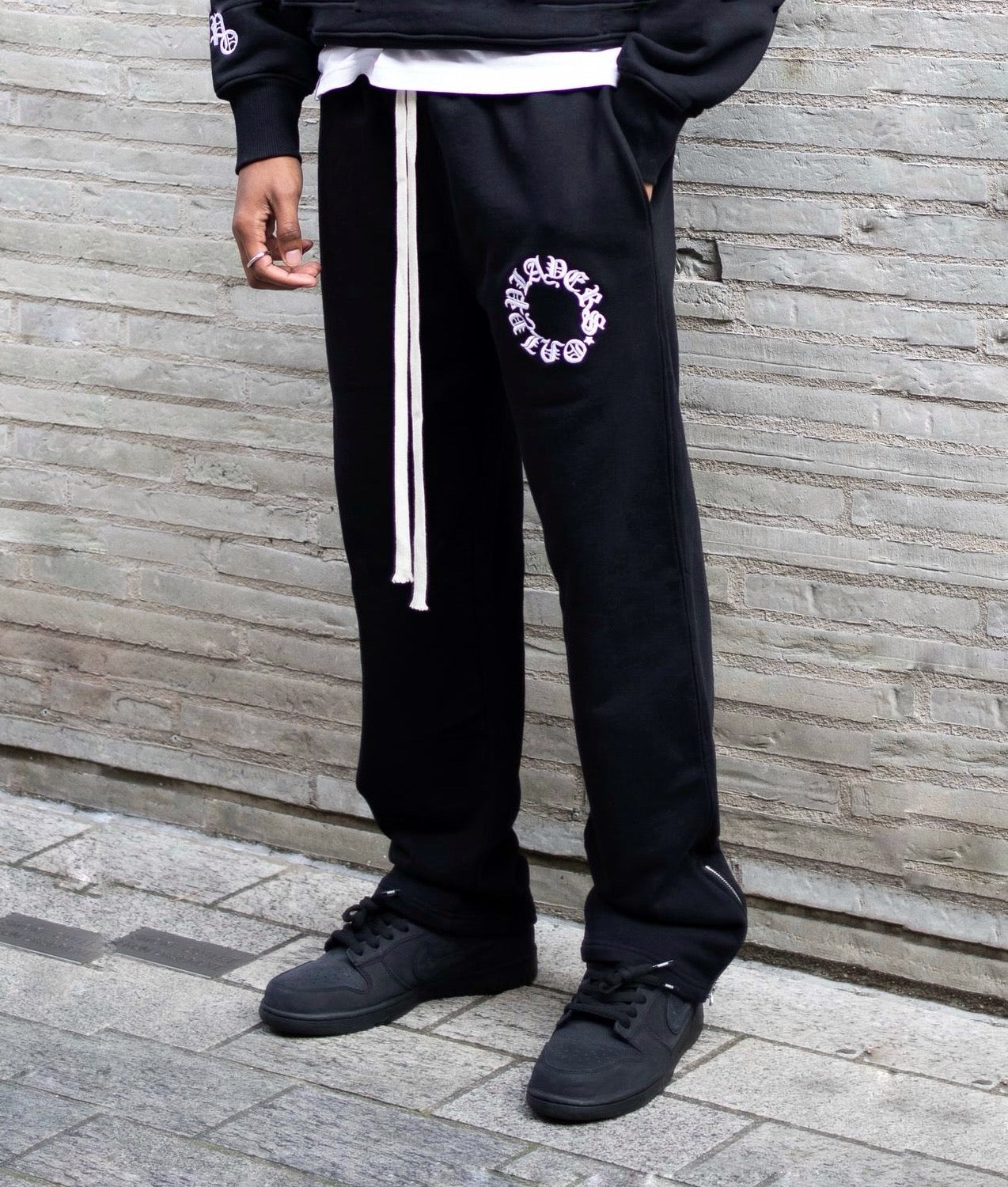 BLACK EMBROIDERED SWEATPANTS